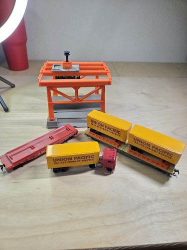 Vintage HO Scale Tyco Operating Piggyback Loader & Unloaded Depot, Assembled