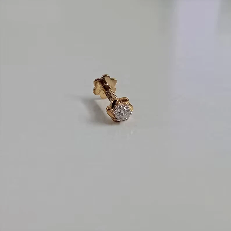 Pasador de nariz solitario de moissanita de corte redondo de 2 mm enchapado en oro amarillo de 14 K Foto 2 de 4