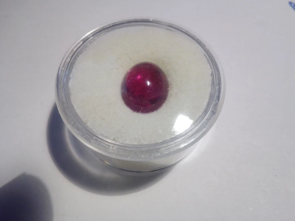 1 echter Rubellit oval cab ca. 4,46ct ca. 11,1x9,1 mm small natural inclusions - Bild 2 von 4