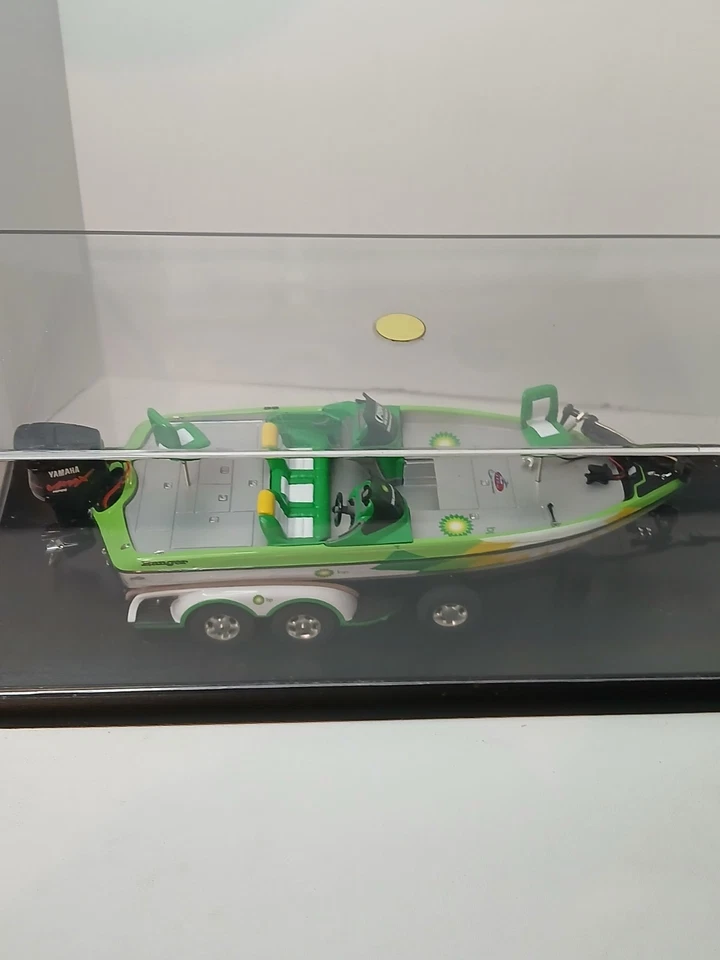 BP Ranger Bass Fishing Diecast Boast 1/24 Scale w/Display Case - Image 3 of 4