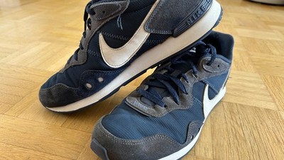 NIKE Venture Runner Sneakers Turnschuhe Größe 42,5
