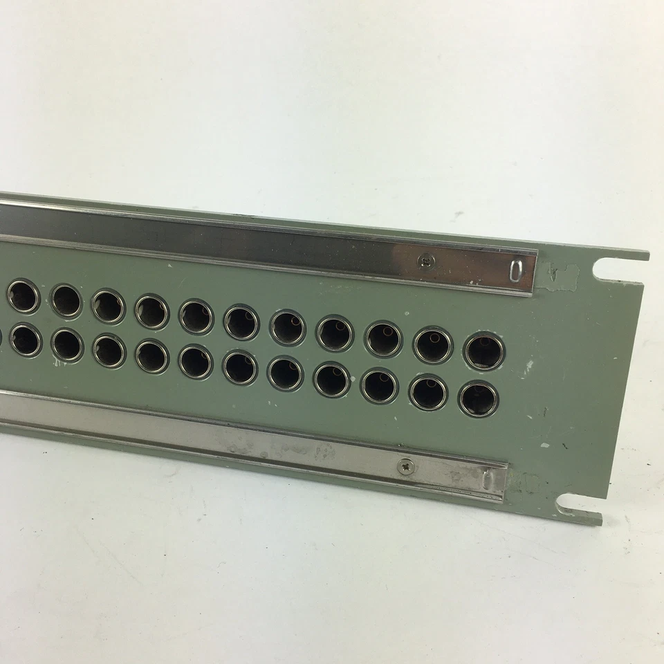 Trompeter Electronics Inc JSI-52 Insulated 52 Position Panel Wide Spacing - Image 2 of 4