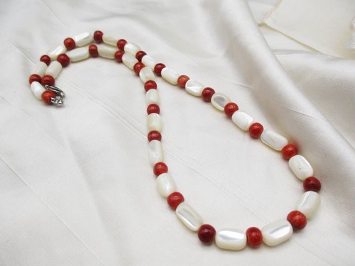 Vintage Older Hand Carved MOTHER OF PEARL Beads & APPLE SPONGE CORAL Necklace - Picture 6 of 10