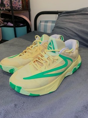  Ich habe mir vor Kurzem Nike-Sneaker gekauft, trage sie aber nicht. Sie sind in