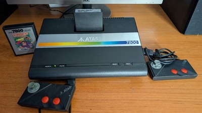 Atari 7800 Konsole SET mit AV / Cinch Mod + 2 Controller + Mario Bros & Donkey K