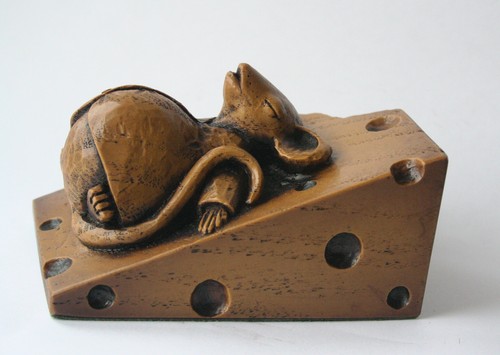 Souris d'église endormie sur fromage, reproduction sculpture ornement artisanal. - Photo 1/9