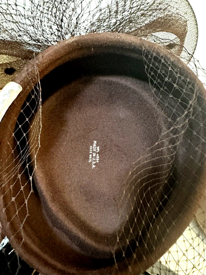 Chapéu vintage anos 50 caixa de comprimidos véu de lã marrom sem aba com arco - Imagem 3 de 4