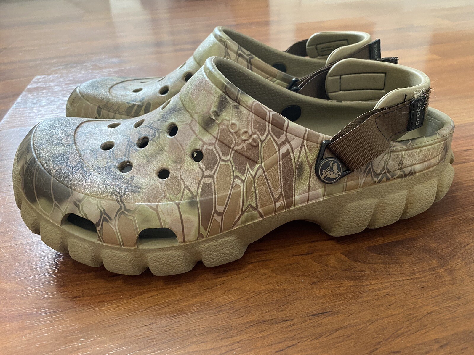Mens Size 11 Crocs Brown Camo Croc Adjustable Strap Gem