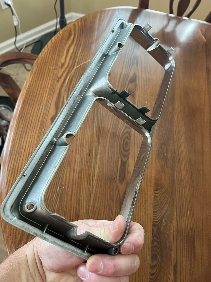 Moldura para farol Mopar fabricante de equipamento original 1982-89 Plymouth Gran Fury e 1980-89 Dodge Diplomat - Imagem 4 de 4