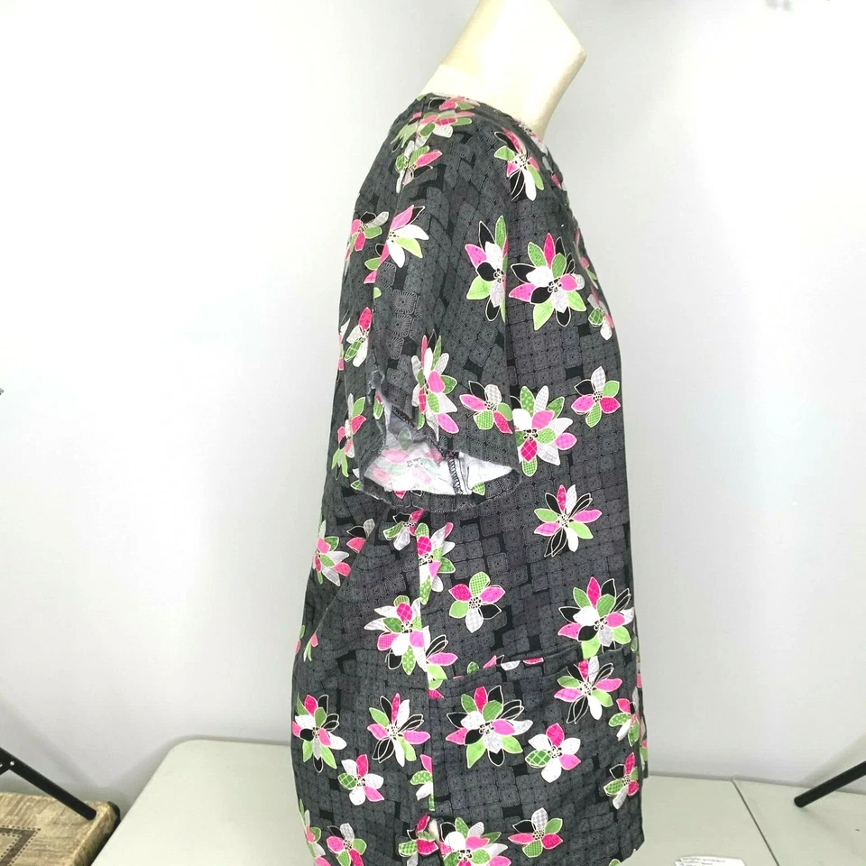 Women's Sz M Scrub Top Black w/ Floral Design Medical Vet Dental Tech w/ Pockets - Image 4 of 4