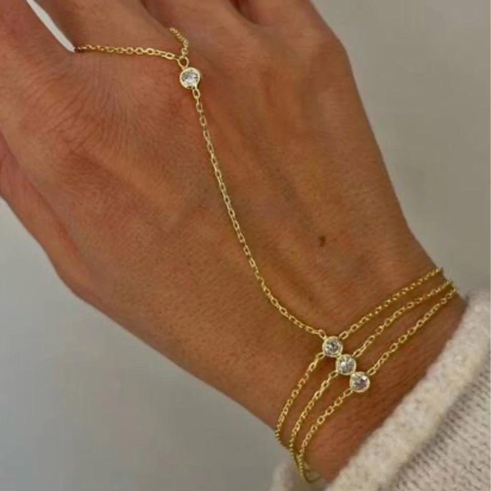 Pulsera de dedo de cadena triple mano con cristal de circón | Titanio chapado en oro de 14K Foto 2 de 4