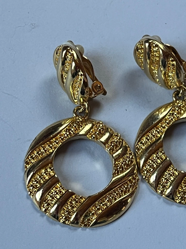 Pendientes colgantes vintage acanalados ovalados en tono dorado con círculo abierto grande - Foto 3 de 4