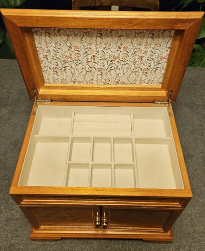 Schöne schwere Holz Schmuckschatulle - oben öffnet 3 Schubladen hinter magnetischen Türen - Bild 4 von 17