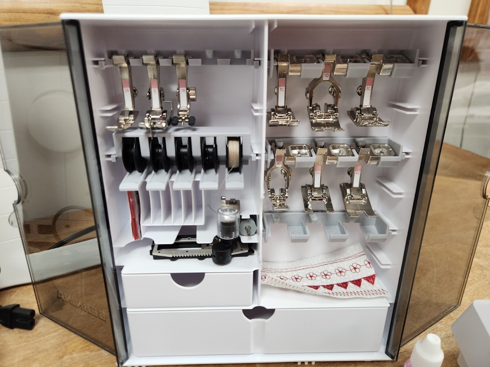 Bernina 880 Sewing/Quilting/Embroidery Machine! Professionally Serviced