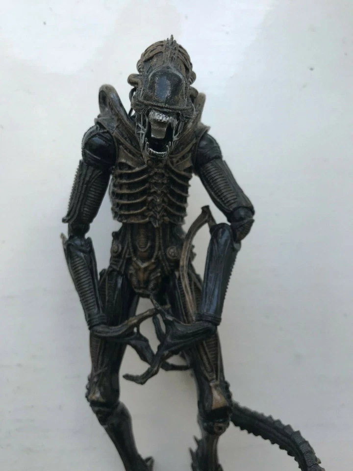 NECA ALIENS SERIES 1 BROWN XENOMORPH WARRIOR ACTION FIGURE ALIEN VS PREDATOR - Image 2 of 4