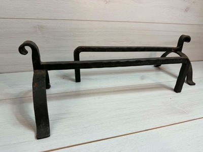 Vintage handgeschmiedete schmiedeeiserne Feuerhunde Andirons gerollt rustikal Holzauflagen