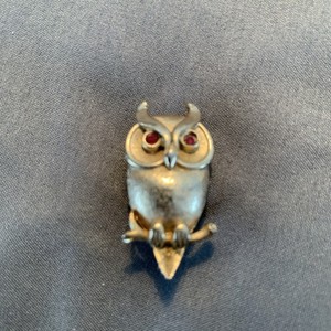 Vintage Gold Tone Owl Pin Brooch red gemstone eyes signed Lee co