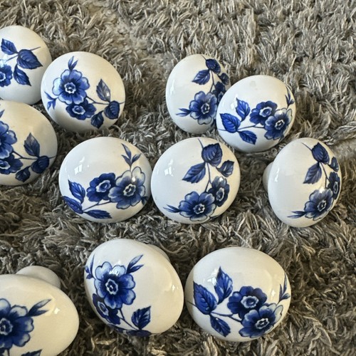 Pomello cassetto porcellana bianca ceramica 18 vintage ferramenta estraibile fiore blu - Foto 2 di 5