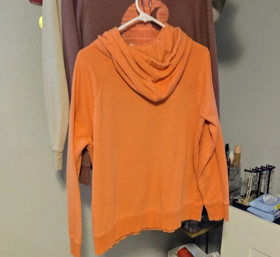 Paquete de 3 sudaderas con capucha para mujer 2 Under Armor 1 Carrharrt todas las medianas Foto 3 de 4