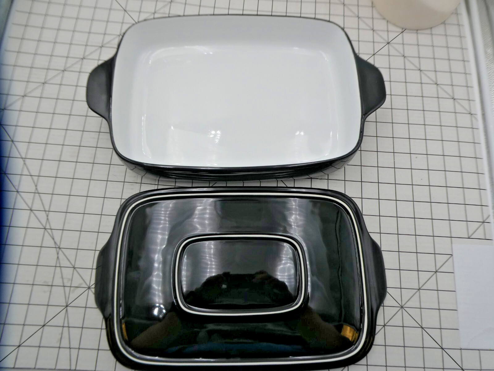 KitchenAid 4.5-qt Black Rectangular Vitrified Stoneware Baker with Lid/Trivet