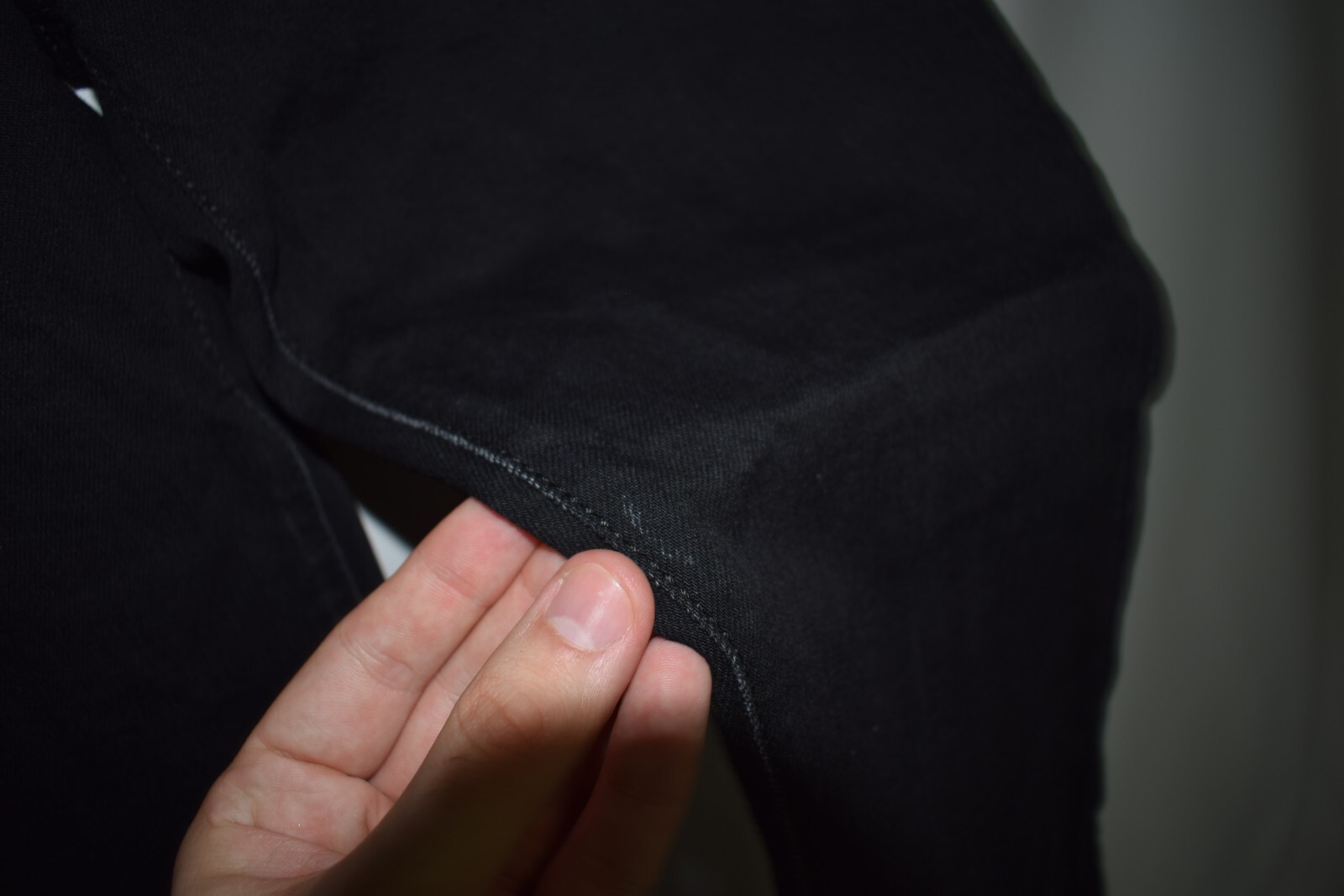 Pantaloni in denim Saint Laurent effetto invecchiato tagliati bordo grezzo stivali tagliati taglia 25