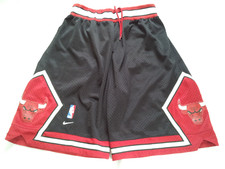 VINTAGE NIKE CHICAGO BULLS BASKTBALL SHORTS IN SIZE XL