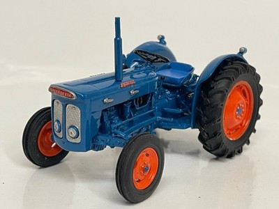 Maßstab 1:32 Scale Down T098 1961 Fordson Super Dexta Tractor Tracteur Schlepper LTD