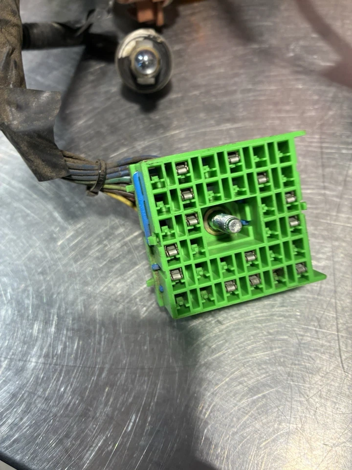 2004-2005 CHEVROLET/GMC 2500 3500 6.6 LLY DIESEL OEM HEADLIGHT WIRING HARNESS - Image 2 of 4