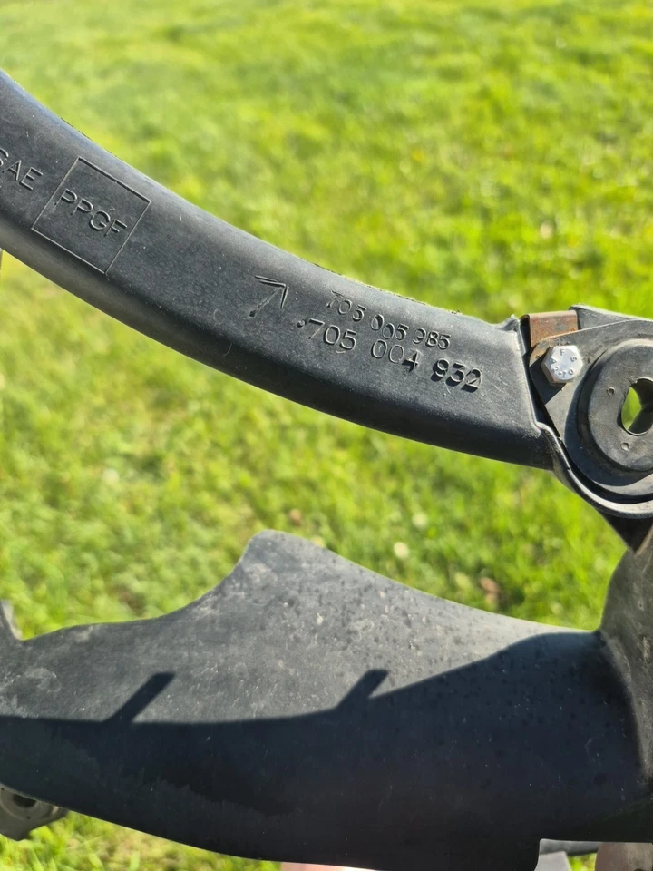 Conjunto de soporte de panel lateral derecho Can-Am Spyder 2012 pieza OEM # 705009064 Foto 2 de 4