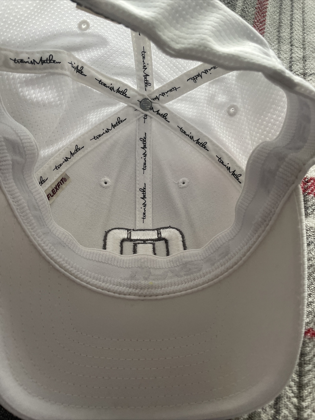 Travis Mathew Golf Hat Mens S-M Flex Fit White Gray Golfing Baseball Cap