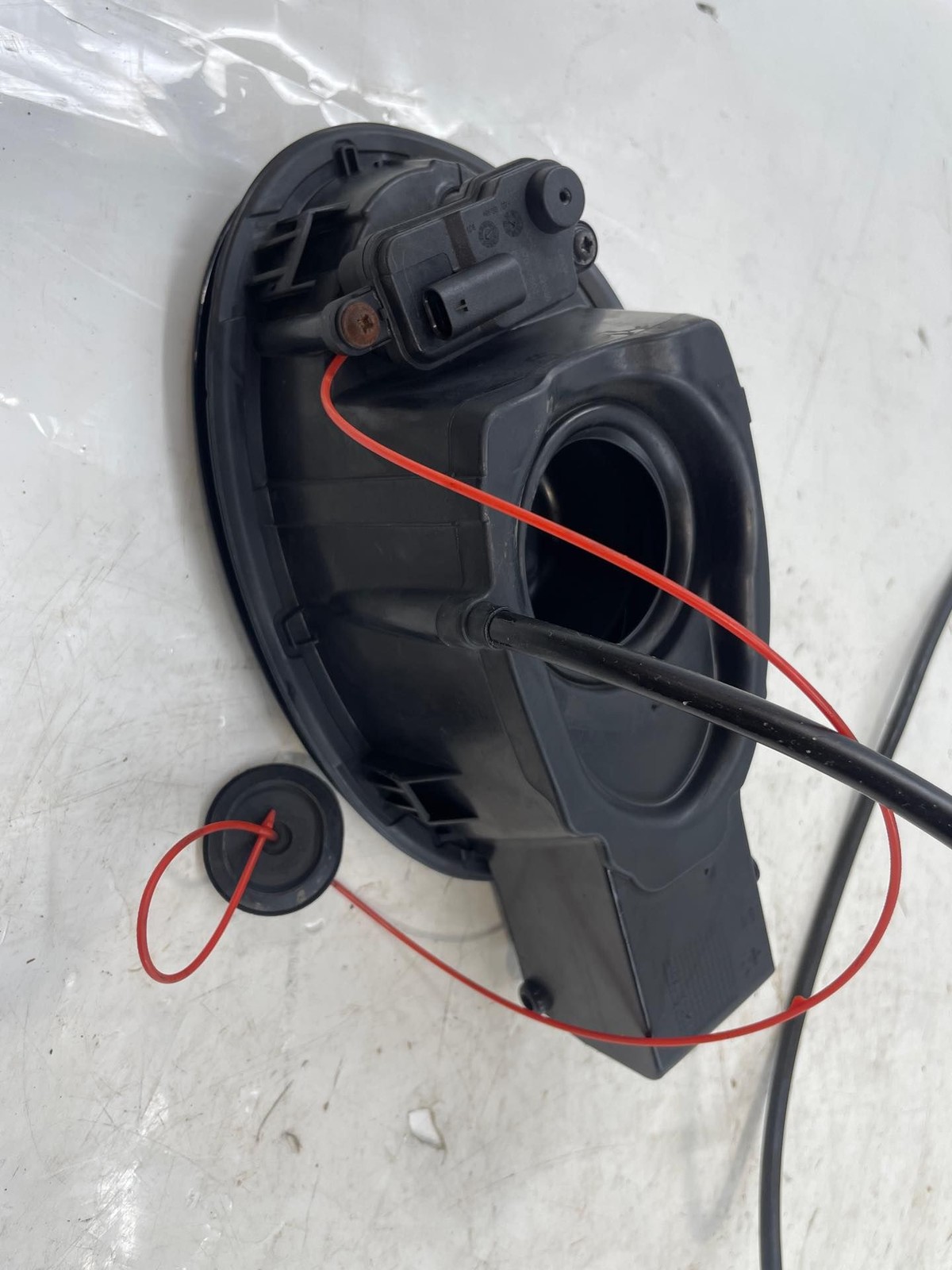 2014 Maserati Quattroporte S Fuel Door Lid W/ Housing Release & Vent Hose Black