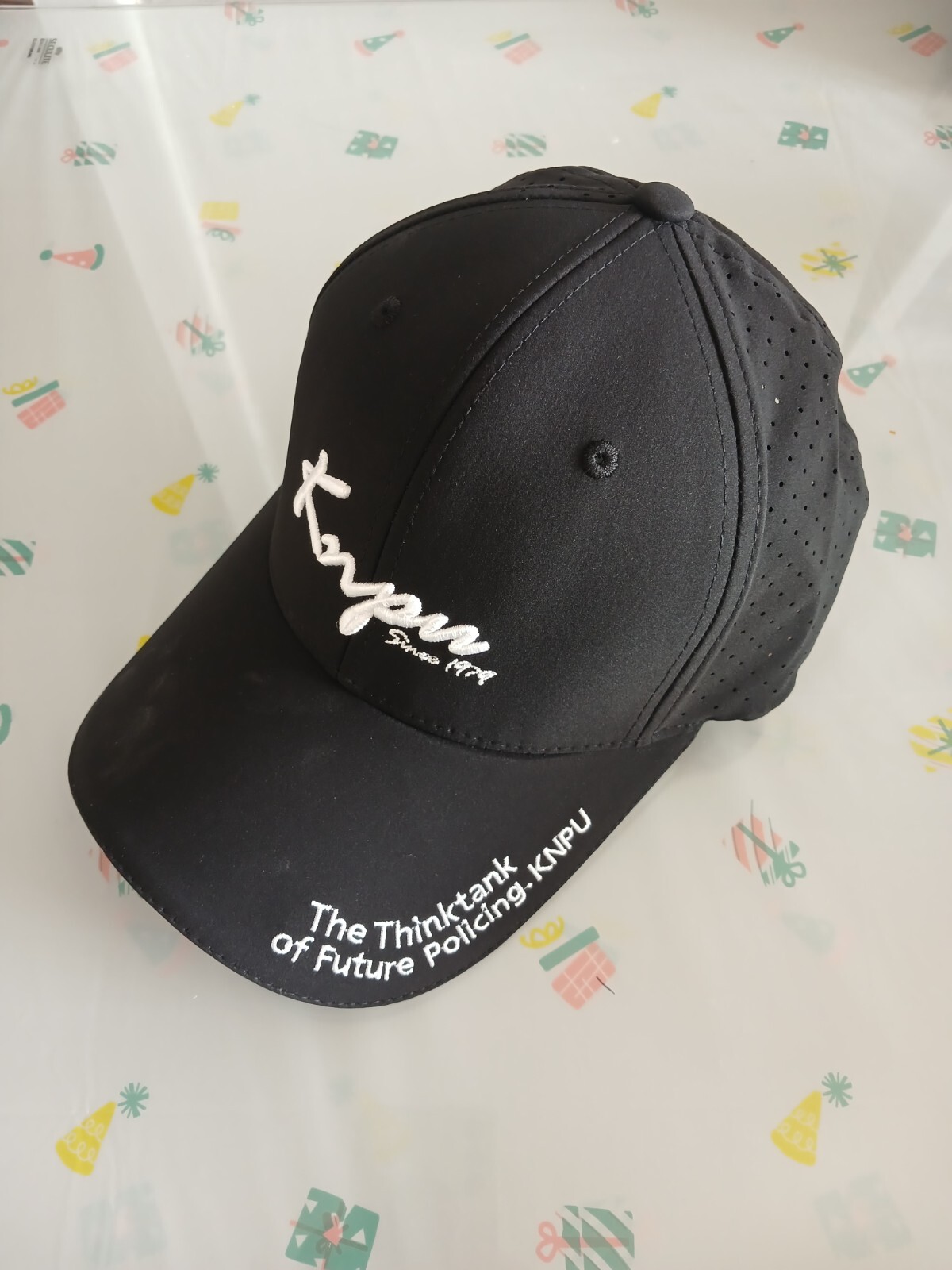 10-pack men's caps in black or white