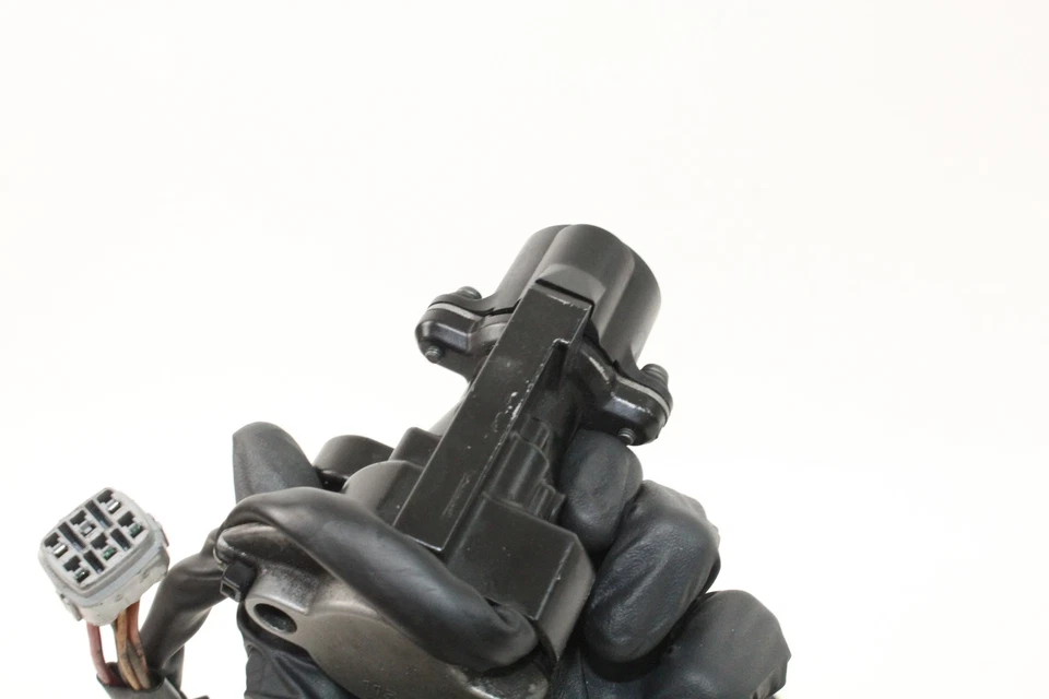 12-16 Suzuki GSXR 1000 Ignition Lock Gas Cap Seat Set with Key - Image 4 of 4