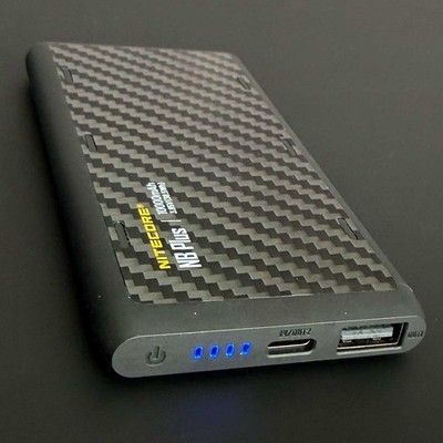 Nitecore NB Plus   10.000mAh Carbon Powerbank mit USB-C & USB-A, PD/QC, IPX7