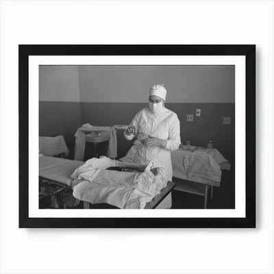 Sterile Krankenschwester legt Instrumente gerahmtes Wandbild Poster Leinwanddruck Bild