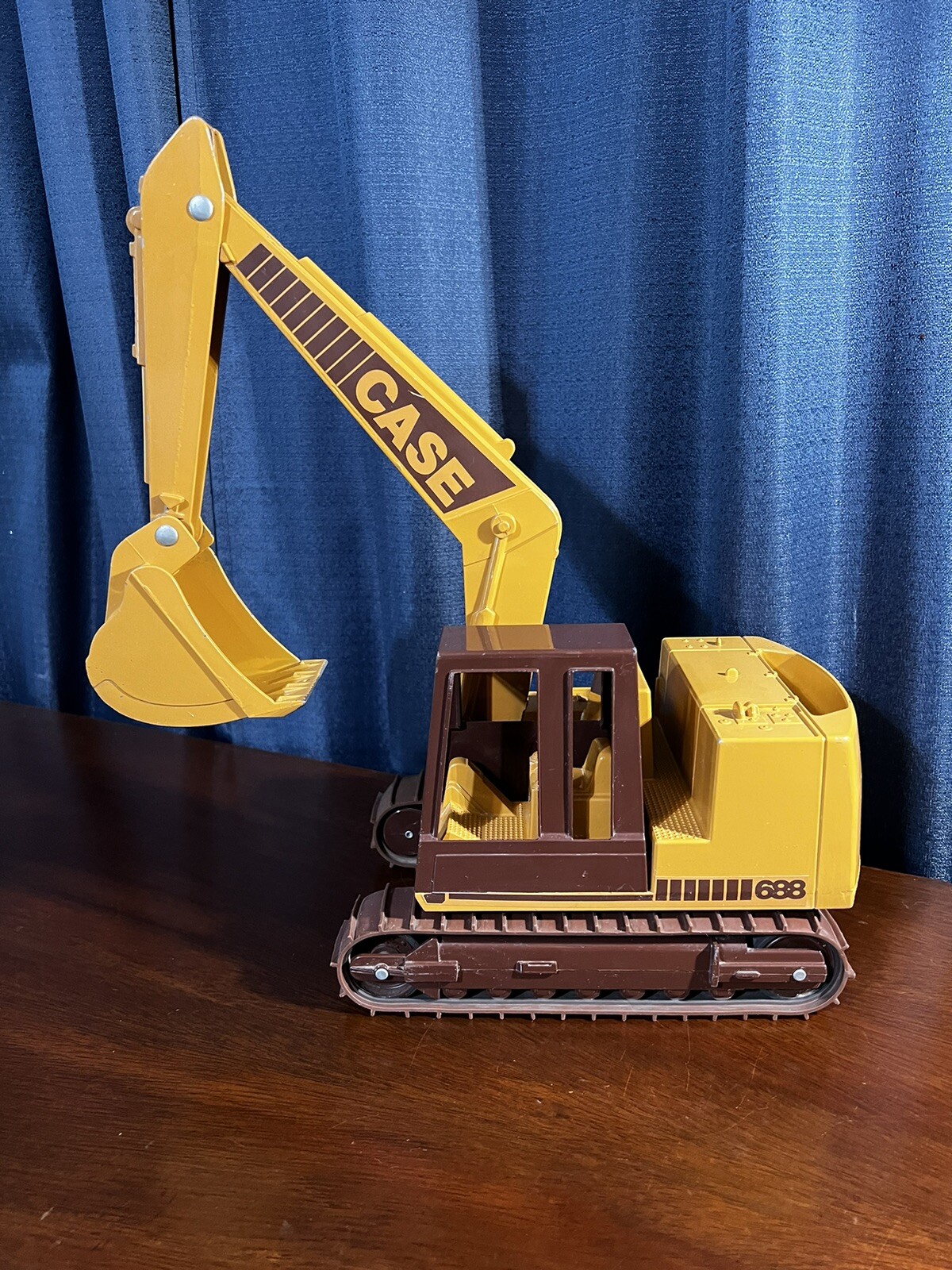 1988 Ertl J.I.Case Model 688 Toy Excavator, 1/16 Scale, Construction