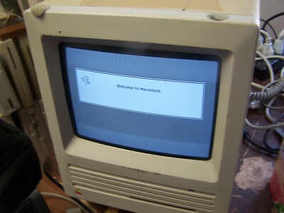 Macintosh SE Model M5011 with 120MB HD, 4MB RAM,800K Floppy