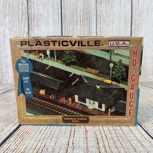 Estación de tren suburbana Bachmann Plasticville HO 2806 nueva década de 1970 de colección stock antiguo EE. UU. | Zustand: Used