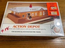 Bachmann 1432 HO Trains Springfield Action Depot Workman Forklift Building Kit