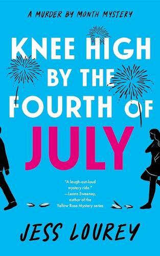 Jess Lourey Knee High by the Fourth of July (Tascabile) Murder by Month Mystery