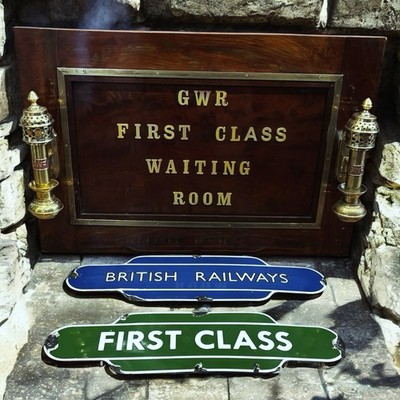 Bahnhof First Class Wartezimmertafel & 2 Emailschilder