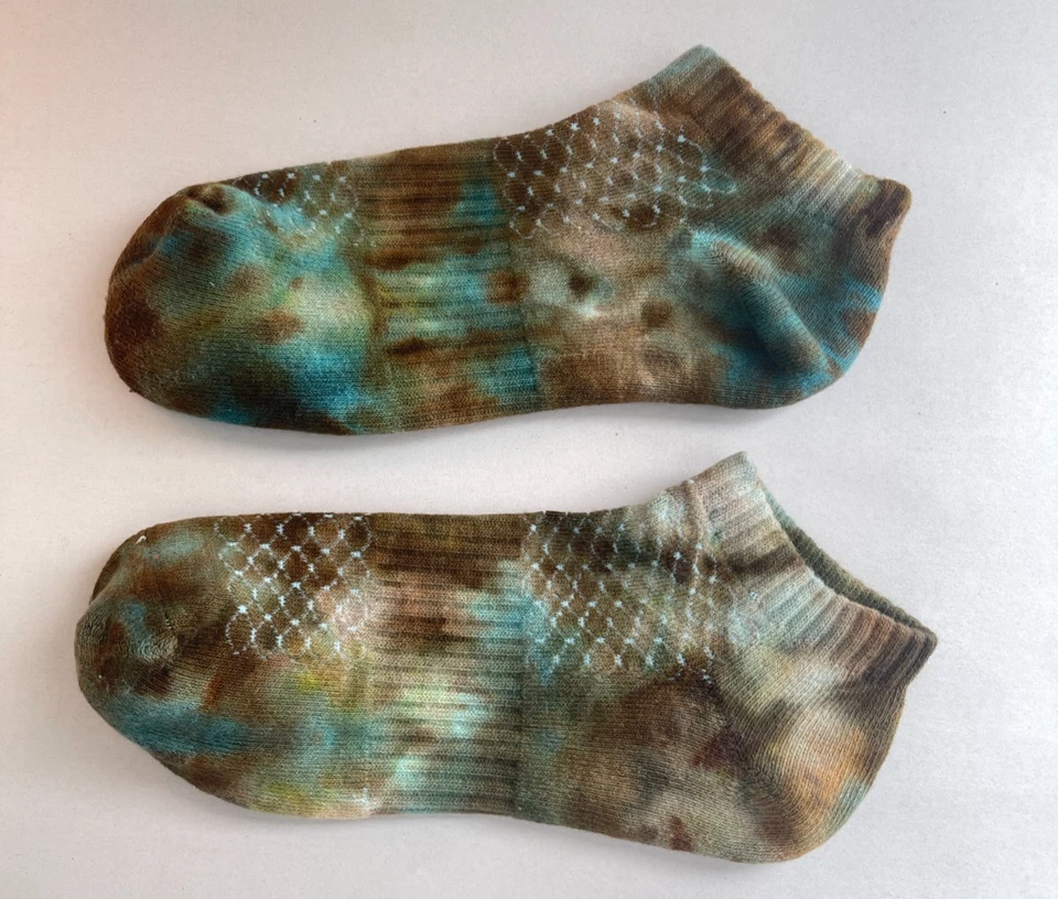 Paquete de calcetines tie dye hechos a mano, colorido juego de 2 calcetines tobilleros para teñir hielo, talla 6-12 Foto 3 de 4