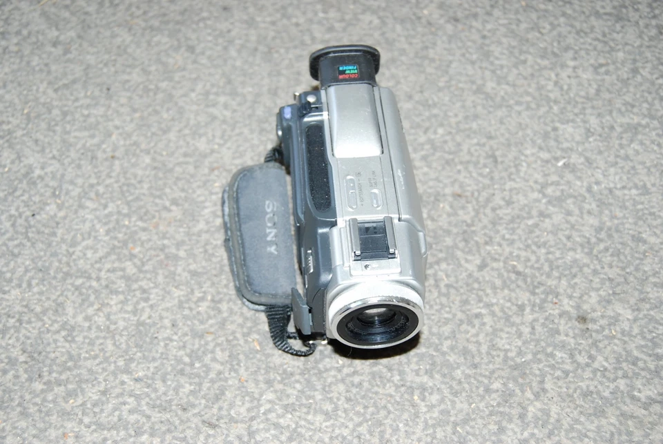 Sony DCR-TRV11E 40x Zoom Carl Zeiss Digital Camcorder - Image 2 of 4