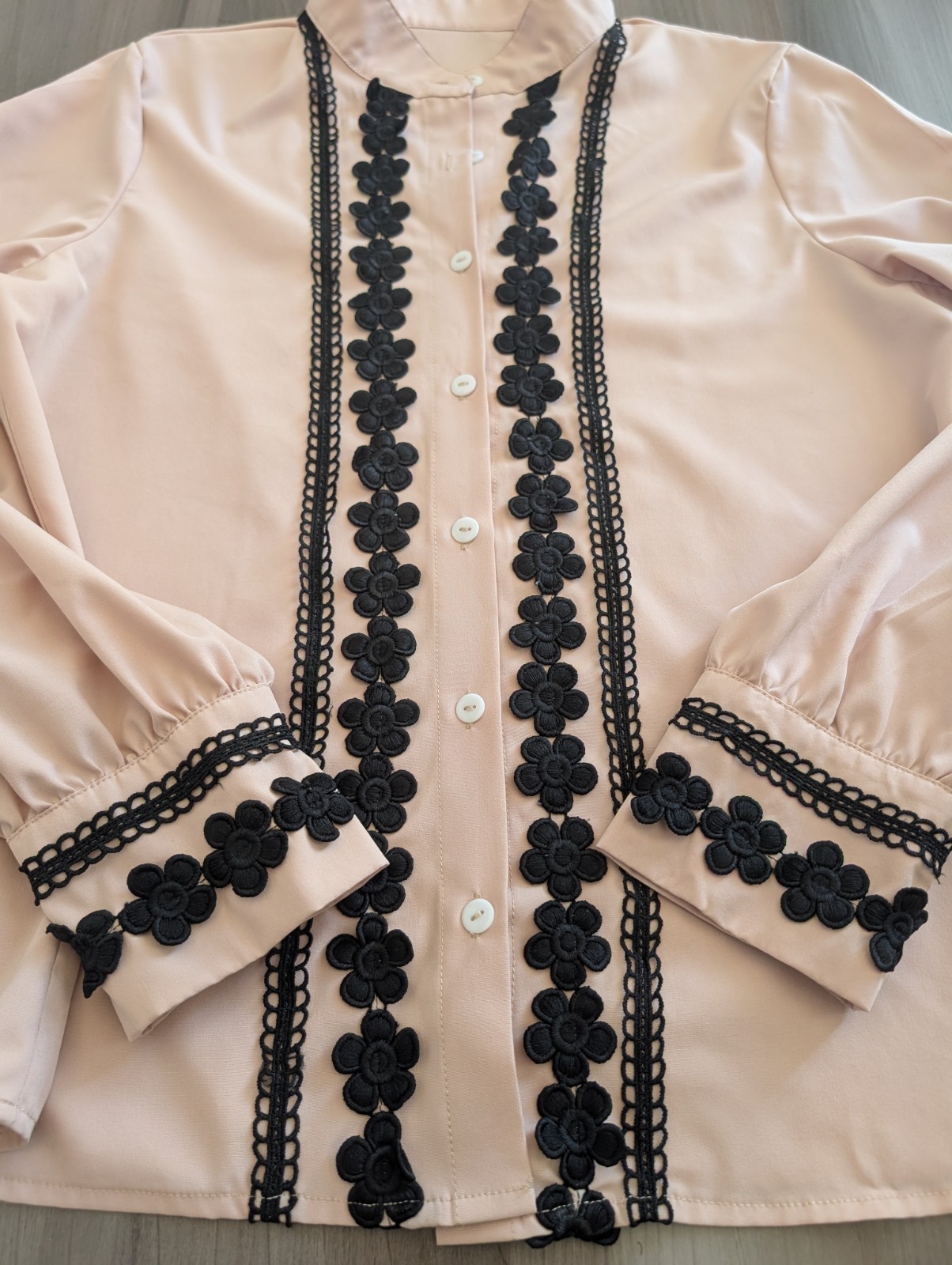 Women’s Beige/Black Collared Button Front Blouse Embroidered Puff Sleeve L