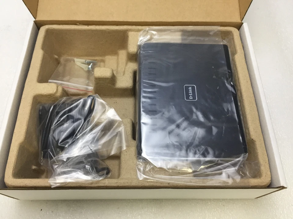 D-Link DES-1105 5-Port 10/100 Mbps Desktop Switch NEW OPEN BOX - Image 2 of 4