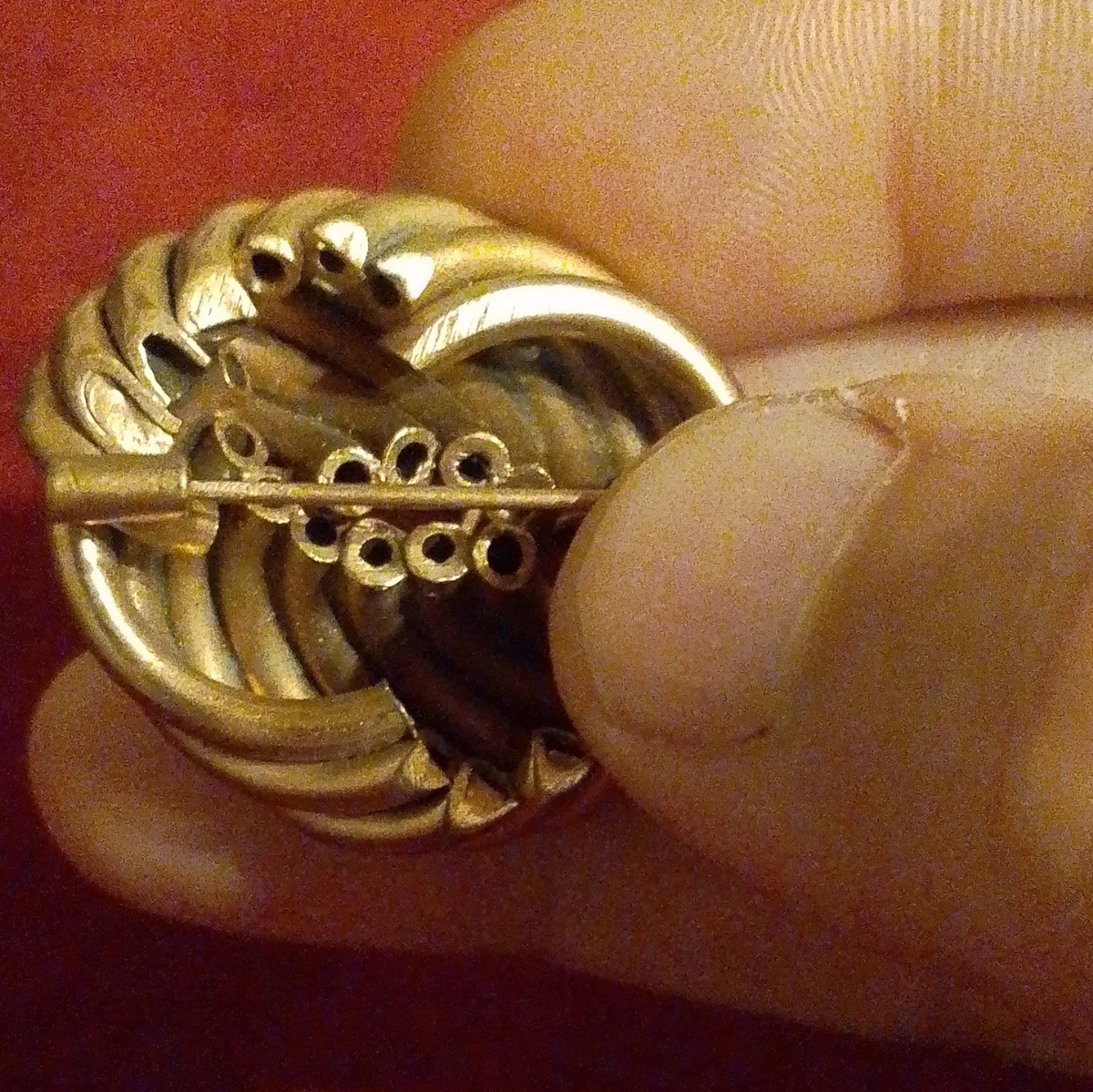 Ovale Brosche in Goldton, Metall vergoldetet, mit 1 ovalem Stein schwarz