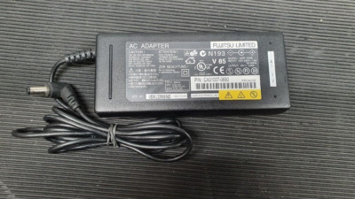 Fujitsu Limited ADP-70VB Netzteil 19V 3.69A Gebraucht Aktiv Ohne Stromkabel