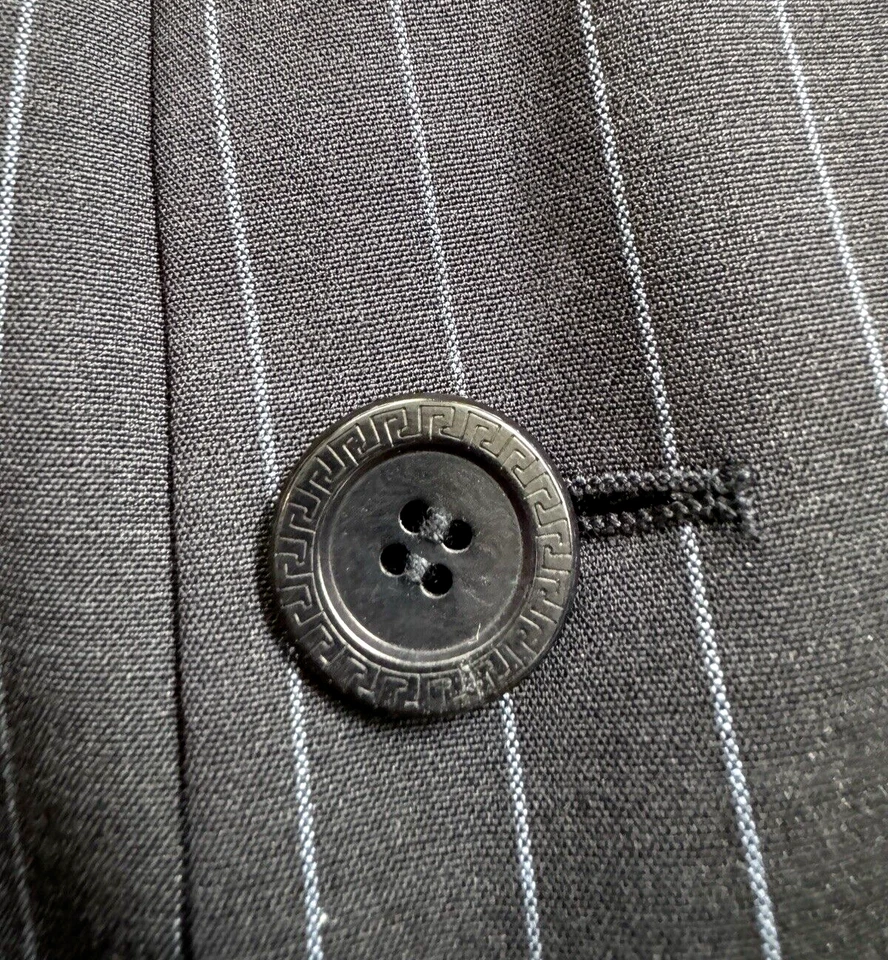 Traje Versace Classic V2 2 Piezas Cuatro Botones 46L Largo - 34 x 32 Azul Marino Oscuro Rayas Foto 4 de 4