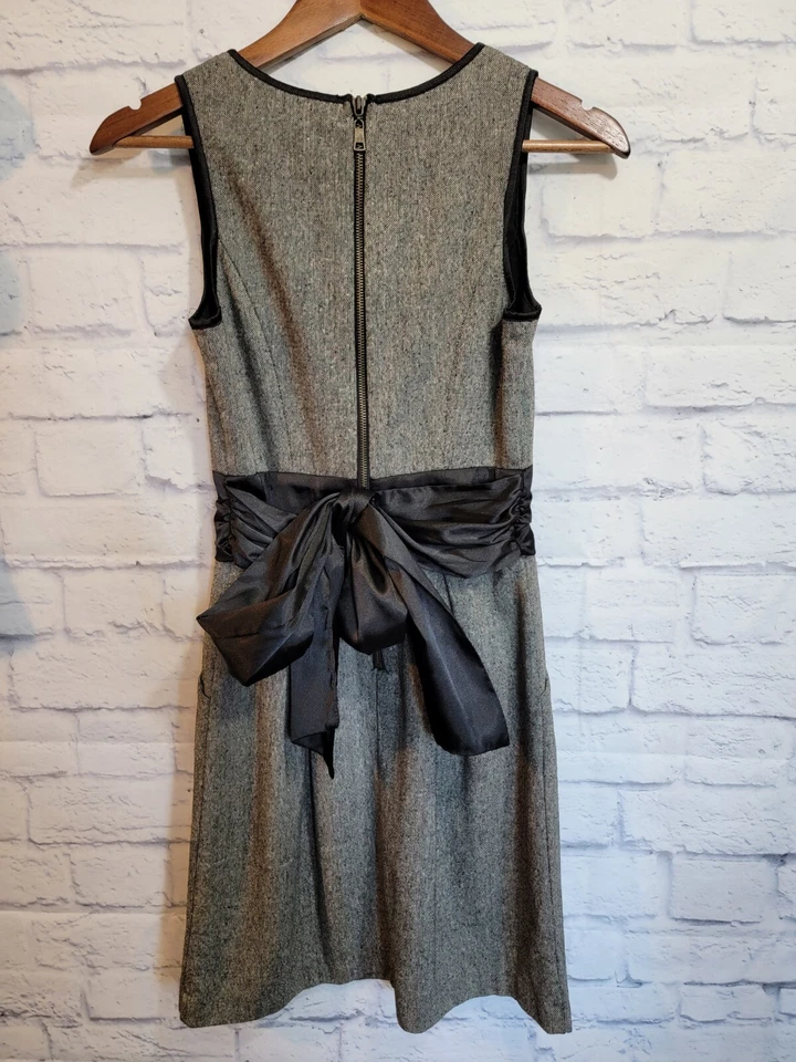 Vestido Rhapsody Negro Sin Mangas Mezcla de Lino con Bolsillos Talla Pequeña Lazo Media Cremallera Foto 2 de 4