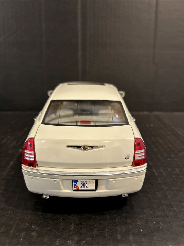 MOTORMAX 2005 CHRYSLER 300C HEMI 1:18 PEARL WHITE 4 DOORS HOOD & TRUNK OPEN - Image 4 of 4